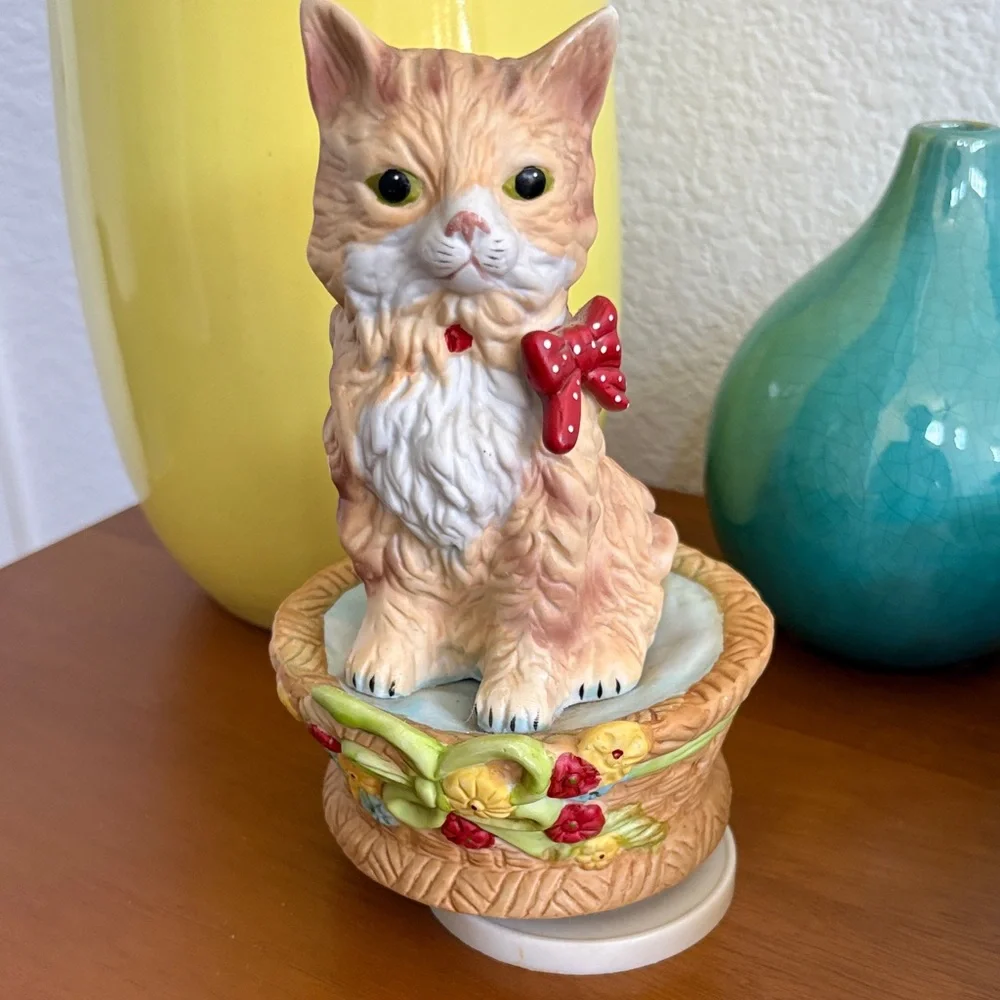 Vintage Interpur Ceramic Music Box Cat In Basket - Plays Talk To The Animals